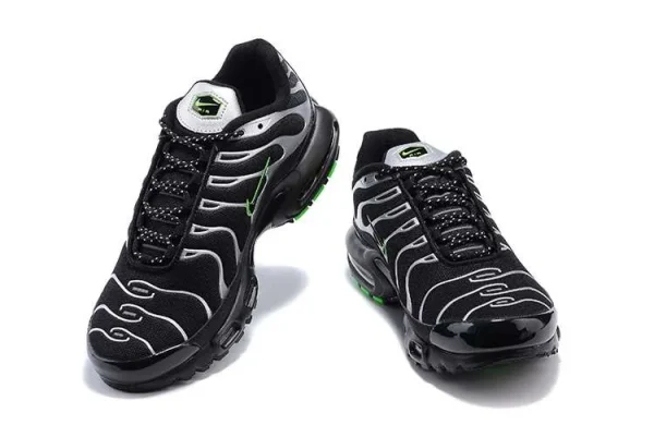 AIR MAX PLUS TN 'METALLIC STRIKE' - Imagen 2