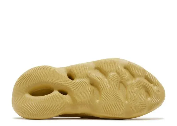 YEEZY FOAM RUNNER 'SULFUR' - Imagen 4